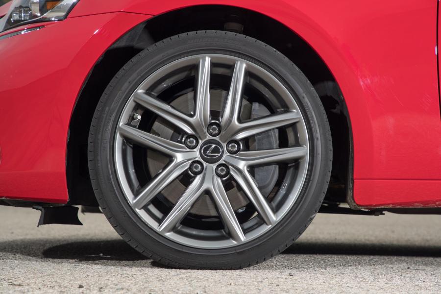 Колеса Lexus IS200t F-Sport 2016 года  (NA) (фото 22 из 27)